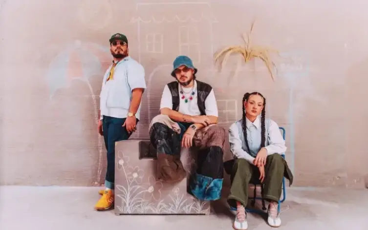 Motherflowers, el trío venezolano de Irepelusa, Frank Lucas y Veztalone, estrena su nuevo álbum “Que Vayan y lo Cuenten”.