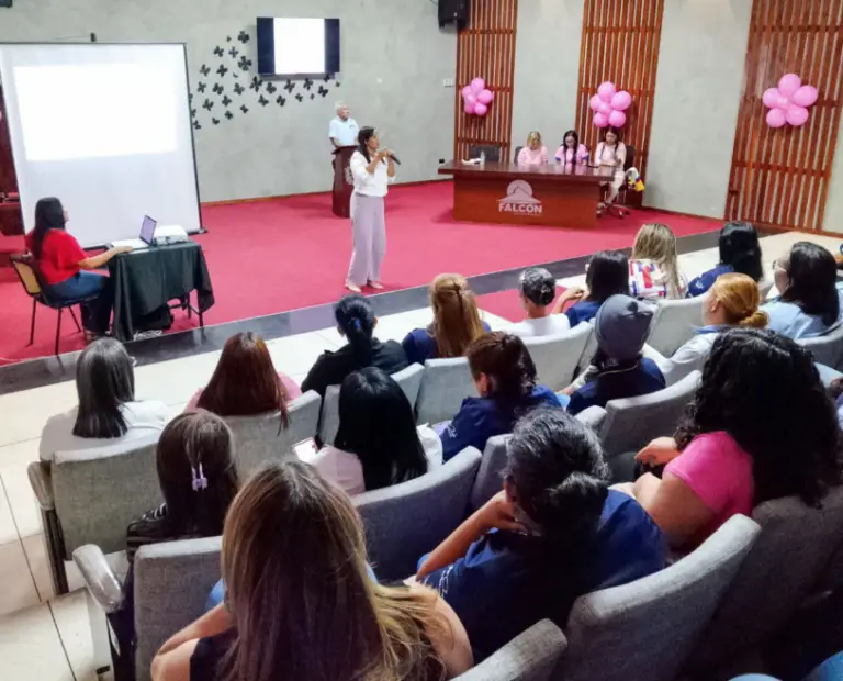 Mujeres de la Gobernación de Falcón reciben capacitación en su mes aniversario