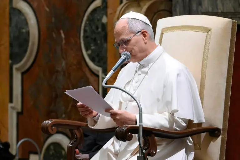 León XIV pide prohibir los bombardeos aéreos