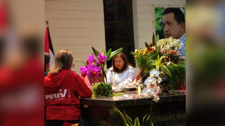 PSUV realizó vigilia para rendir honores a Chávez a los 13 años de su siembra (FOTOS)
