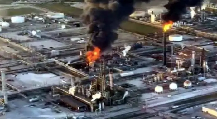 Una columna gruesa de humo se elevó tras una explosión masiva ocurrida el lunes por la tarde en una refinería de Port Arthur, Texas.