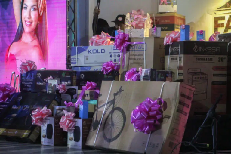 El gobernador Víctor Clark y su esposa Jessica Perozo de Clark ofrecieron a las mujeres de Coro y Punto Fijo una emotiva serenata.