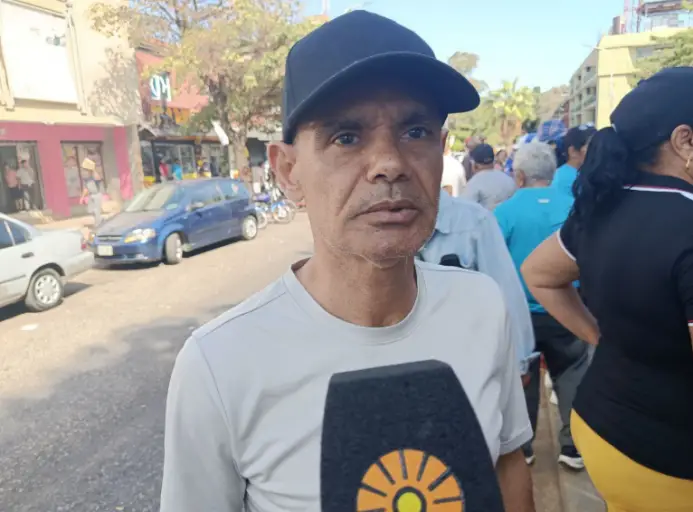 Tal como estaba planeado, este jueves 12 de marzo, trabajadores activos y pensionados salieron a la calle para exigir mejoras salariales.