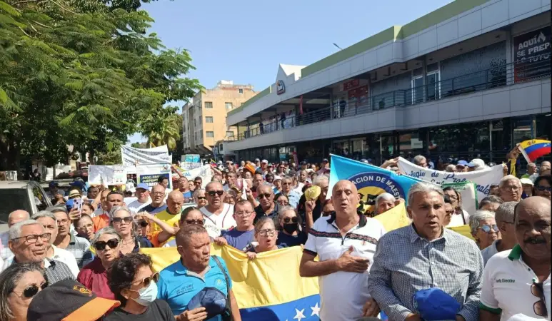 Tal como estaba planeado, este jueves 12 de marzo, trabajadores activos y pensionados salieron a la calle para exigir mejoras salariales.