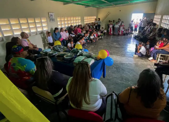 El alcalde del municipio Colina, Rubén Molina. entregó más de 150 kit de uniformes escolares en la Comuna Carubarigua.