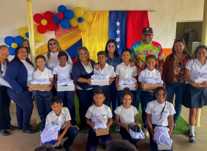 El alcalde del municipio Colina, Rubén Molina. entregó más de 150 kit de uniformes escolares en la Comuna Carubarigua.