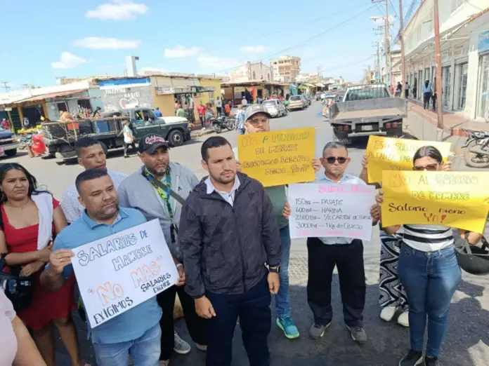 El dirigente del movimiento Unión y Cambio en Falcón, Walter Hernández, encabezó este lunes 23 de marzo un respaldo a los trabajadores.