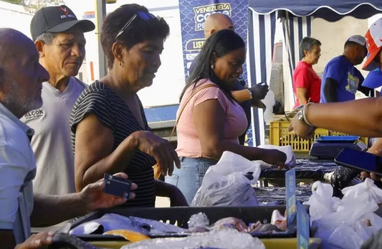 Más de dos mil habitantes de Coro se beneficiaron este martes del plan “Venezuela come pescado” con la adquisición de la proteína del mar.