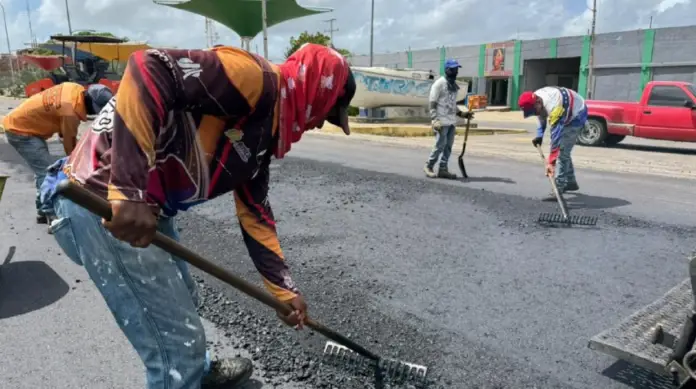 El Gobierno del presidente Nicolás Maduro y la presidenta (e) Delcy Rodríguez, continúan los trabajos de vialidad en Tucacas.