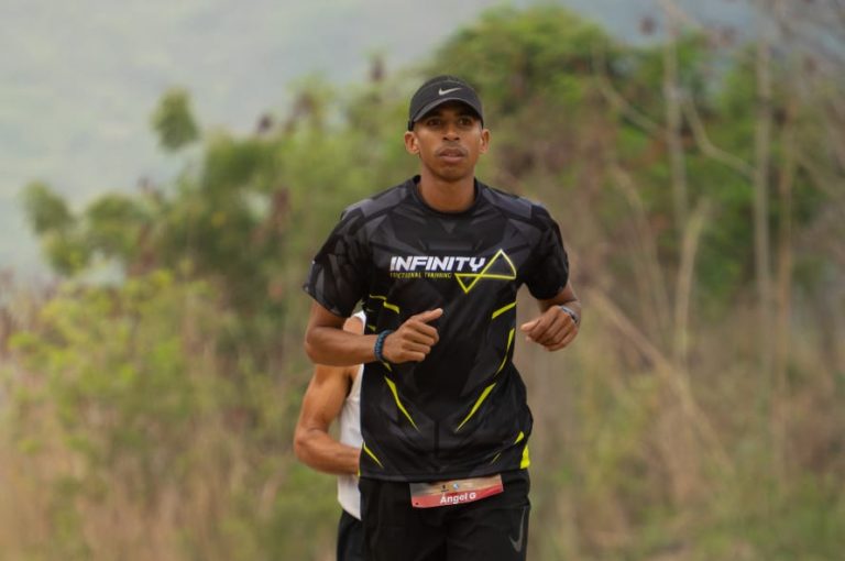 Falconiano Ángel González logra récord nacional en Backyard Ultra, corrió 33 horas