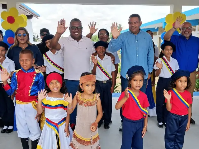 Víctor Clark entregó la rehabilitación de la Escuela Primaria Nacional y el Centro de Educación Inicial (CEIS) “José María Gil”.