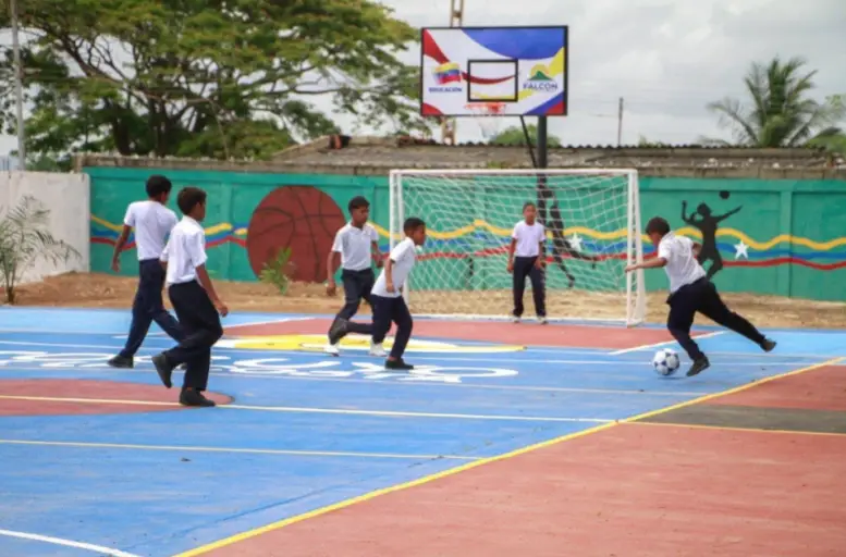 Víctor Clark entregó la rehabilitación de la Escuela Primaria Nacional y el Centro de Educación Inicial (CEIS) “José María Gil”.