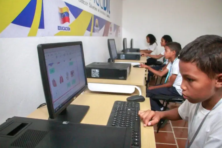 Víctor Clark entregó la rehabilitación de la Escuela Primaria Nacional y el Centro de Educación Inicial (CEIS) “José María Gil”.