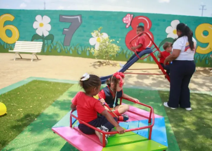 Víctor Clark entregó la rehabilitación de la Escuela Primaria Nacional y el Centro de Educación Inicial (CEIS) “José María Gil”.
