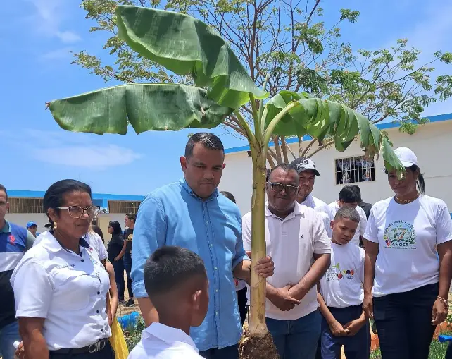 Víctor Clark entregó la rehabilitación de la Escuela Primaria Nacional y el Centro de Educación Inicial (CEIS) “José María Gil”.