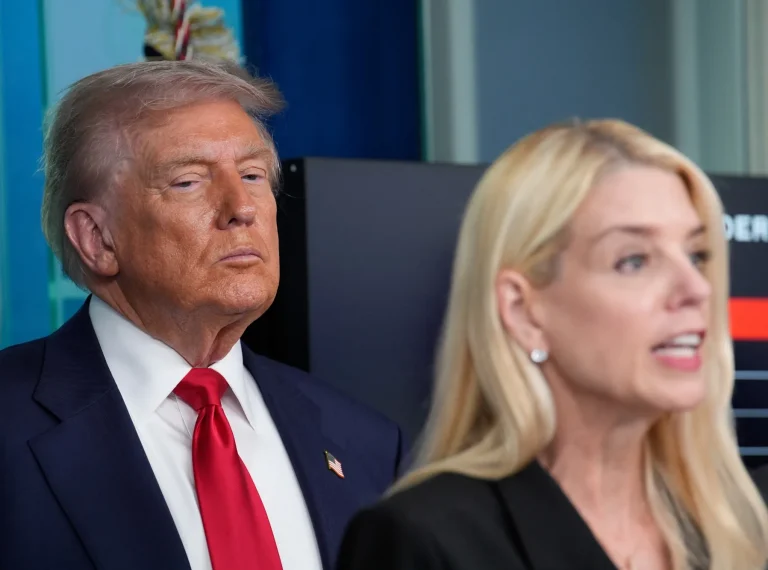 Donald Trump destituyó a la fiscal general Pam Bondi, conoce el motivo