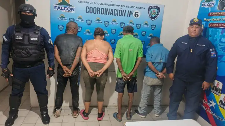 Una mujer y tres hombres detenidos por riña en Pueblo Nuevo