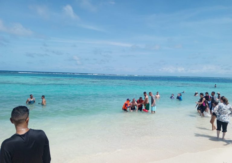 Realizan rescate acuático de dos turistas en Morrocoy hoy 2-Abr
