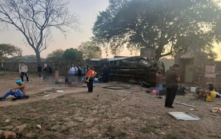 Tres muertos y 39 heridos tras vuelco de autobús en  Anzoátegui