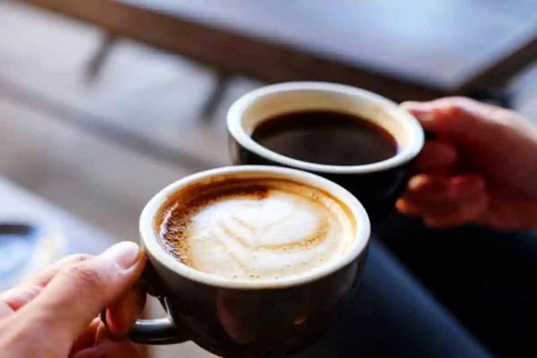 ¿En qué se benefician los bebedores del café descafeinado y de café con cafeína?