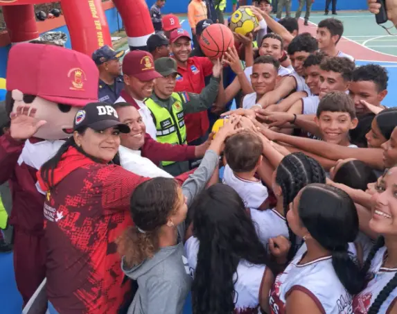 El alcalde Argenis Cumare cumplió su palabra al devolverle a la comunidad del sector Valle Sur la cancha de usos múltiples "Rubén Bracho".