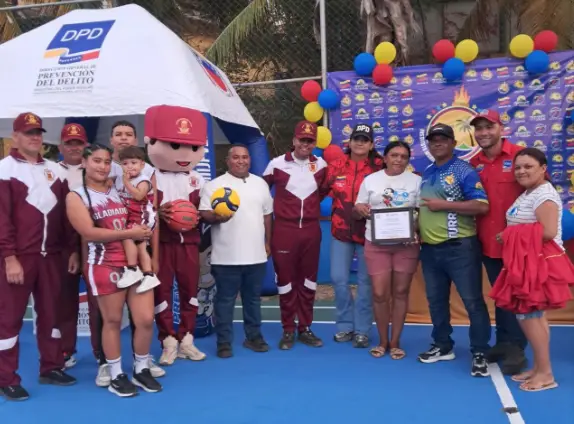 El alcalde Argenis Cumare cumplió su palabra al devolverle a la comunidad del sector Valle Sur la cancha de usos múltiples "Rubén Bracho".