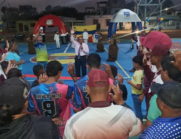 Los más de mil habitantes de la parroquia Tocuyo de la Costa recibieron con mucha alegría la rehabilitación de la cancha "Luis Ortega".