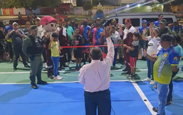 Los más de mil habitantes de la parroquia Tocuyo de la Costa recibieron con mucha alegría la rehabilitación de la cancha "Luis Ortega".