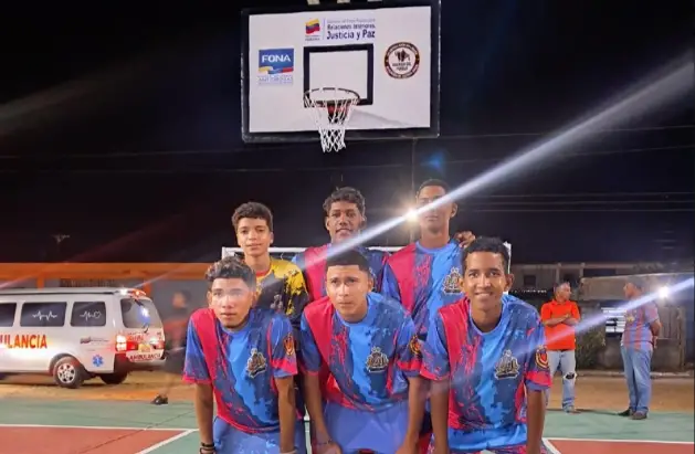 Los más de mil habitantes de la parroquia Tocuyo de la Costa recibieron con mucha alegría la rehabilitación de la cancha "Luis Ortega".