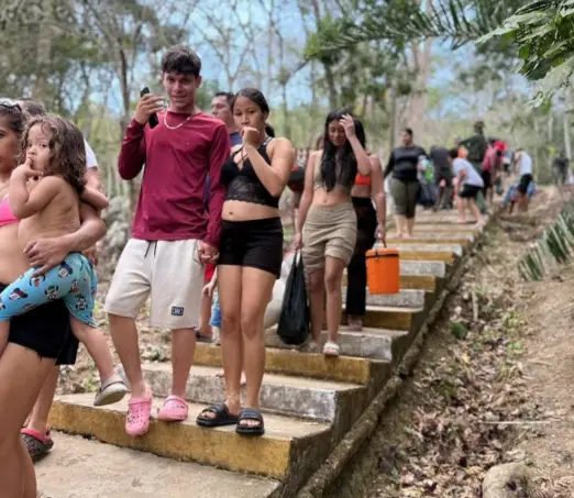 Las refrescantes aguas de las Cataratas de Hueque, en el municipio Petit, cautivaron a más de 5.000 visitantes en este asueto de Semana Santa.