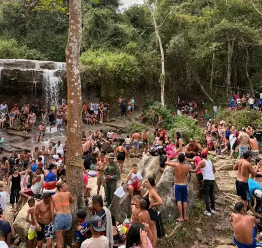 Las refrescantes aguas de las Cataratas de Hueque, en el municipio Petit, cautivaron a más de 5.000 visitantes en este asueto de Semana Santa.
