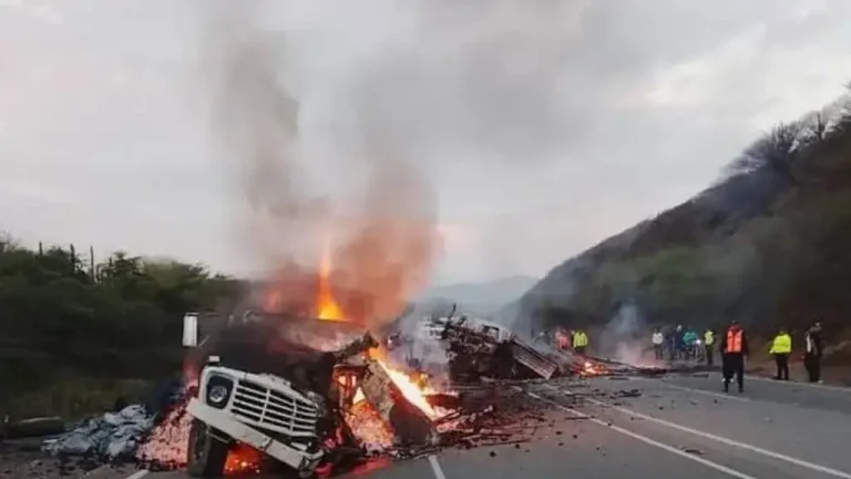 Choque e incendio de camiones deja siete muertos y cinco heridos