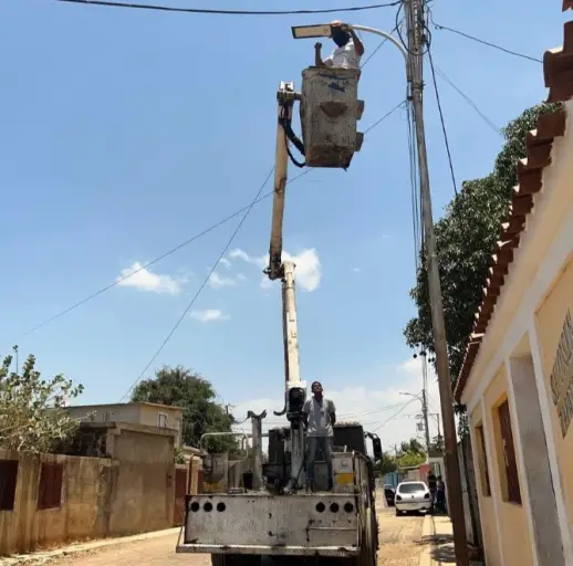 La comuna Luchadoras y Luchadores de 5 de Julio entregó las luminarias led para el servicio de alumbrado público.