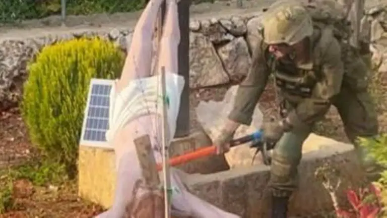 Soldado israelí destroza con un martillo imagen de Cristo crucificado en el Líbano