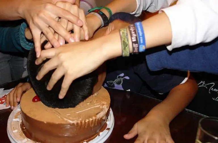 Cumpleañero mató a tres invitados, le echaron torta en la cara