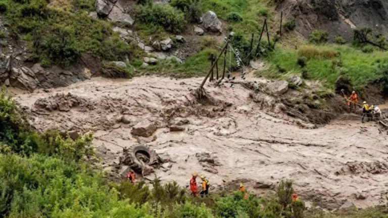 Rescatan a 45 turistas atrapados tras deslizamiento de tierra en Lara