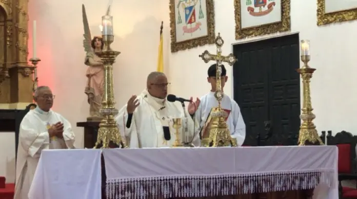 Con profunda devoción y Fe, la feligresía falconiana participó en la misa del domingo de resurrección, un momento para la reflexión.