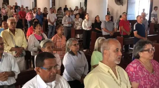 Con profunda devoción y Fe, la feligresía falconiana participó en la misa del domingo de resurrección, un momento para la reflexión.