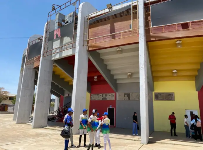 Este miércoles Santo, el gobernador Víctor Clark inspeccionó los avances en la transformación del estadio José David Ugarte de Coro.