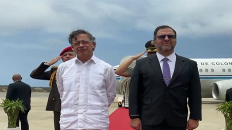 Petro llega a Venezuela para abordar temas de seguridad con Delcy Rodríguez