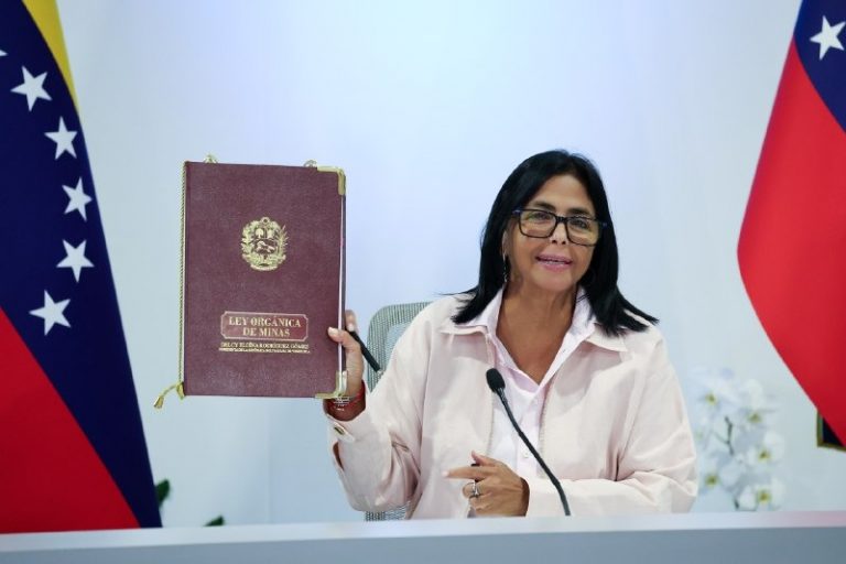 Delcy Rodríguez promulga la Ley Orgánica de Minas