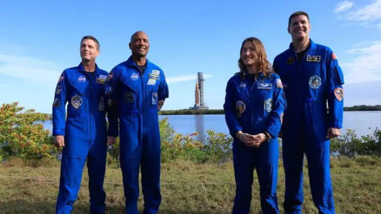 Los astronautas de Artemis II llegan a la plataforma de lanzamiento en Florida
