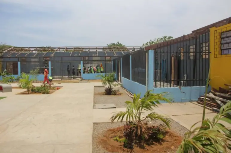 El gobernador Víctor Clark, junto al alcalde de Carirubana, Luis Manuel Piña, revisó los avances de la UE "Mene Grande" de Punto Fijo.