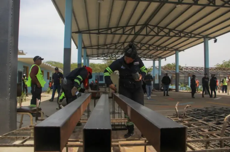 El gobernador Víctor Clark, junto al alcalde de Carirubana, Luis Manuel Piña, revisó los avances de la UE "Mene Grande" de Punto Fijo.