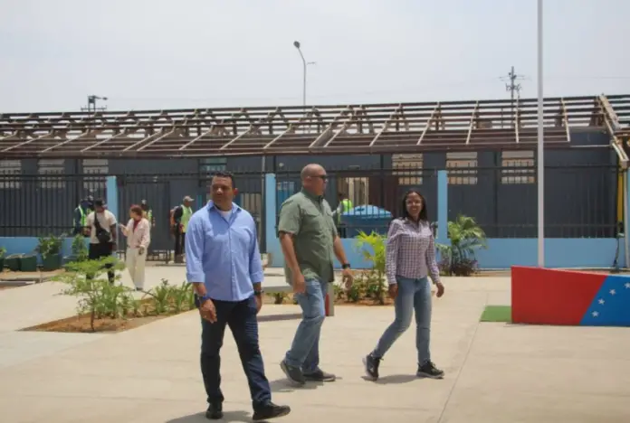 El gobernador Víctor Clark, junto al alcalde de Carirubana, Luis Manuel Piña, revisó los avances de la UE 