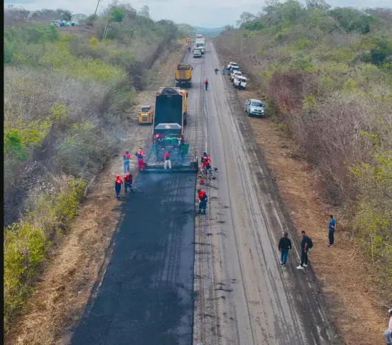 Durante la agenda de trabajo, el gobernador Víctor Clark supervisó los trabajos de mantenimiento vial en la carretera Morón- Coro.
