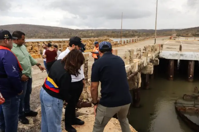 La Ministra Jacqueline Farias, junto al gobernador Víctor Clark, evaluaron las primeras acciones en el Muelle de Muaco de La Vela de Coro.