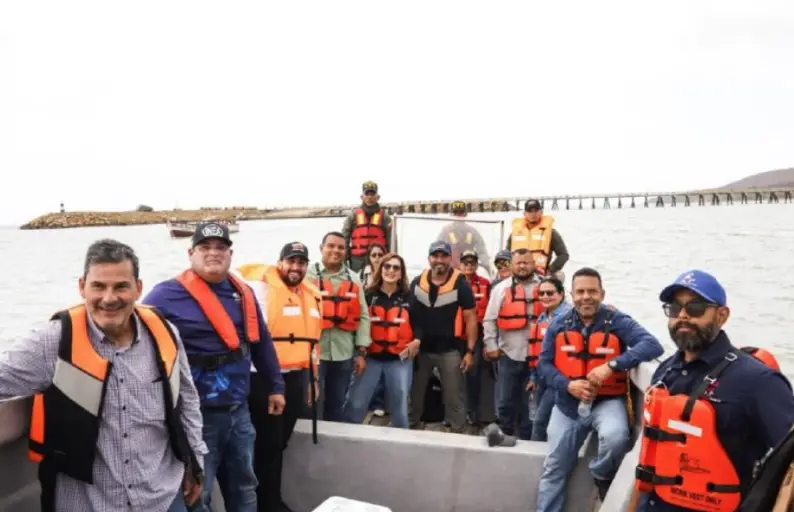 La Ministra Jacqueline Farias, junto al gobernador Víctor Clark, evaluaron las primeras acciones en el Muelle de Muaco de La Vela de Coro.