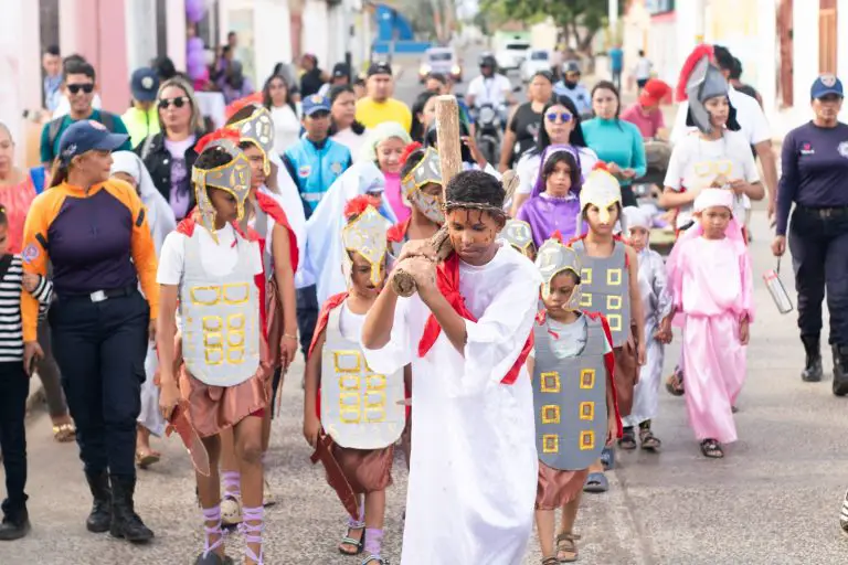Niños, niñas y adolescentes veleños rememoraron la pasión y muerte de Jesucristo