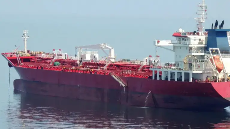 Petrolero chino desafía a Trump y cruza Ormuz a pesar de su bloqueo